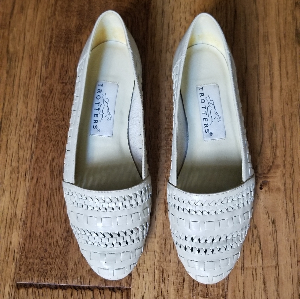 Vintage ❤ Trotters woven flats